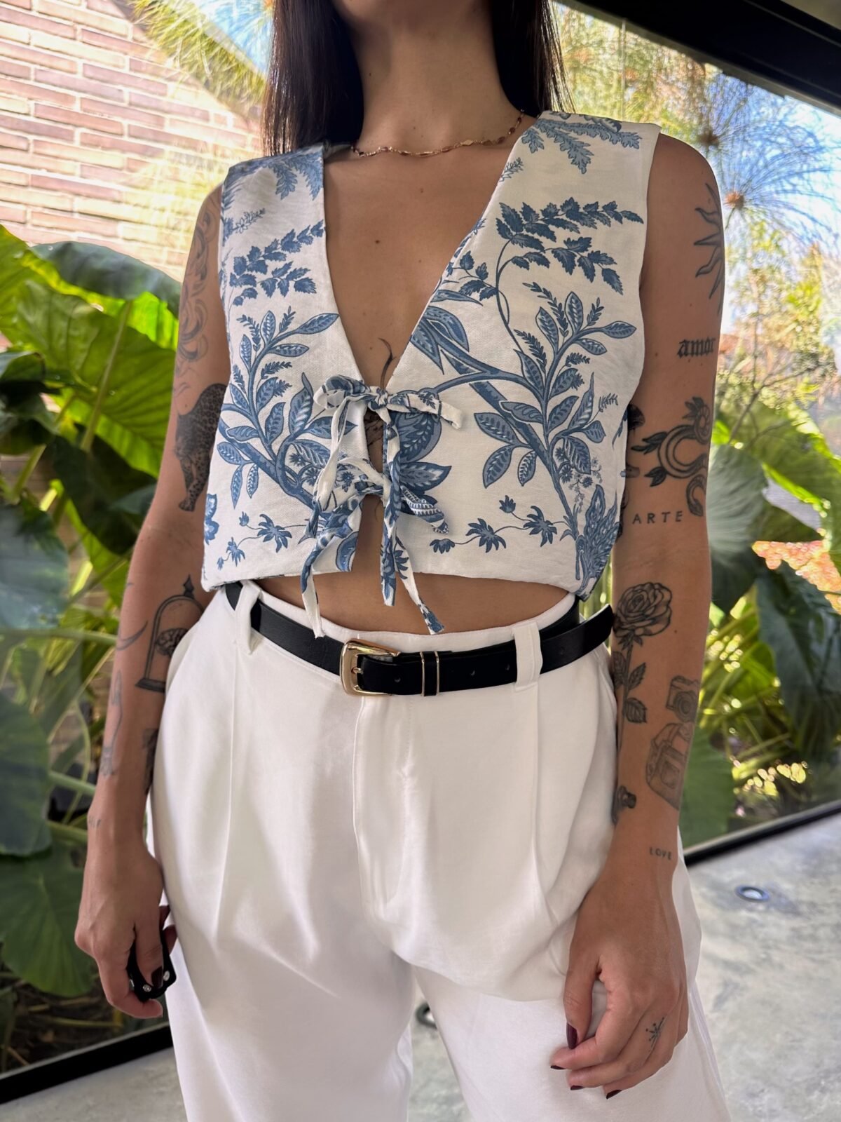 Chaleco azul flores