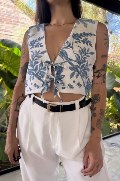 Chaleco azul flores